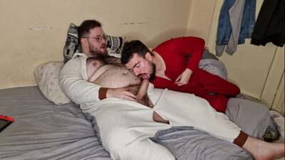 Osos chupándose las pollas en pijama (Short Video) all gay porn video