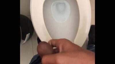 Me jalo mi pequeña verga de 14 cm com fimosis en los baños del trabajo porque me pongo bien caliente all gay porn video