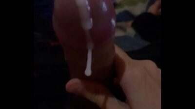 Chico masturbándose hasta correrse en su cama all gay porn video