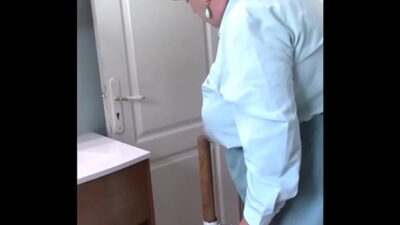 Micheline  fait des vas et vient sur son gros pilon en bois all gay porn video
