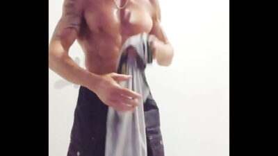 Exhib dans les vestiaires je pisse dans mon slip avant d’éjaculer dedans, all gay porn video