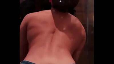 Mi copa de cuarto llega muy tomado del bar se mete a baña y me meto en su ducha dándome culo y verga all gay porn video