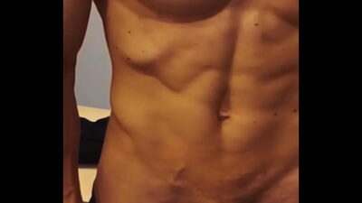 Mi gymbro y yo Nos cambiábamos en los vestidores del gym y nos prendemos terminamos follando all gay porn video