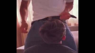 Mi vecino me invita a unos tragos en u sala y termina fallándome en el sofá all gay porn video