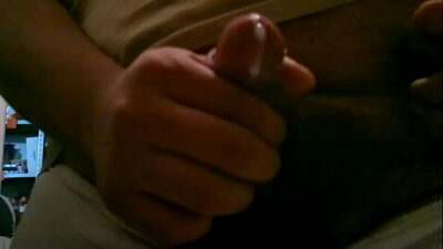 Masturbándome en la trastienda de un amigo all gay porn video