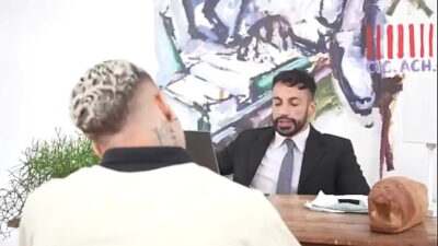 PEGUEI MEU COLEGA NO TRABALHO E MEU CHEFE VIU PELAS CAMERAS. SAFADO NÃO AGUENTOU E QIS PARTICIPAR. all gay porn video