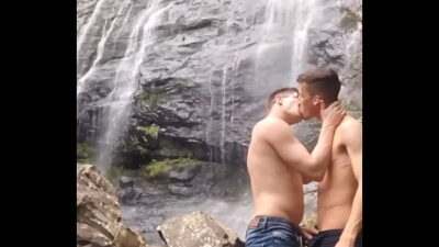 TRANSANDO COM O MARIDO NO PELO NAS TRILHAS DA CACHOEIRA EM PÚBLICO (COMPLETO NO RED) all gay porn video
