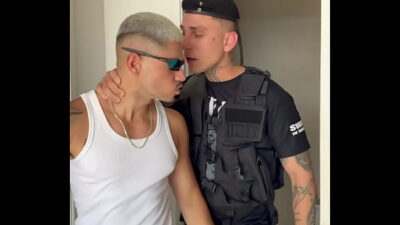 POLICIAL ENQUADRA MALOCA, FAZ ELE DE PUTINHO E BOTA PRA MAMAR. – FREE all gay porn video