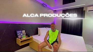 DEPOIS DE PERDE DE PROPÓSITO NO JOGO O COROA SO PENSAVA EM UMA COISA (machos suados no vestiário) all gay porn video