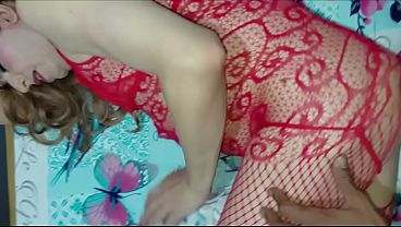 Sexy crossdreser vistiendo malla roja es follado por una de las vergas más gruesas y grandes del sitio y lo hace gritar de placer y gusto. Part Two all gay porn video