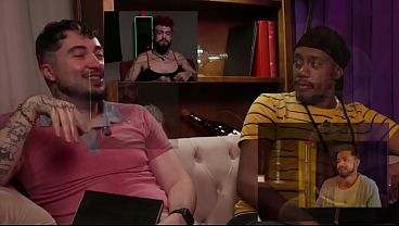 Negão e fortão me encheram de rola no glory hole e no sofá da festa (COMPLETO NO RED) all gay porn video